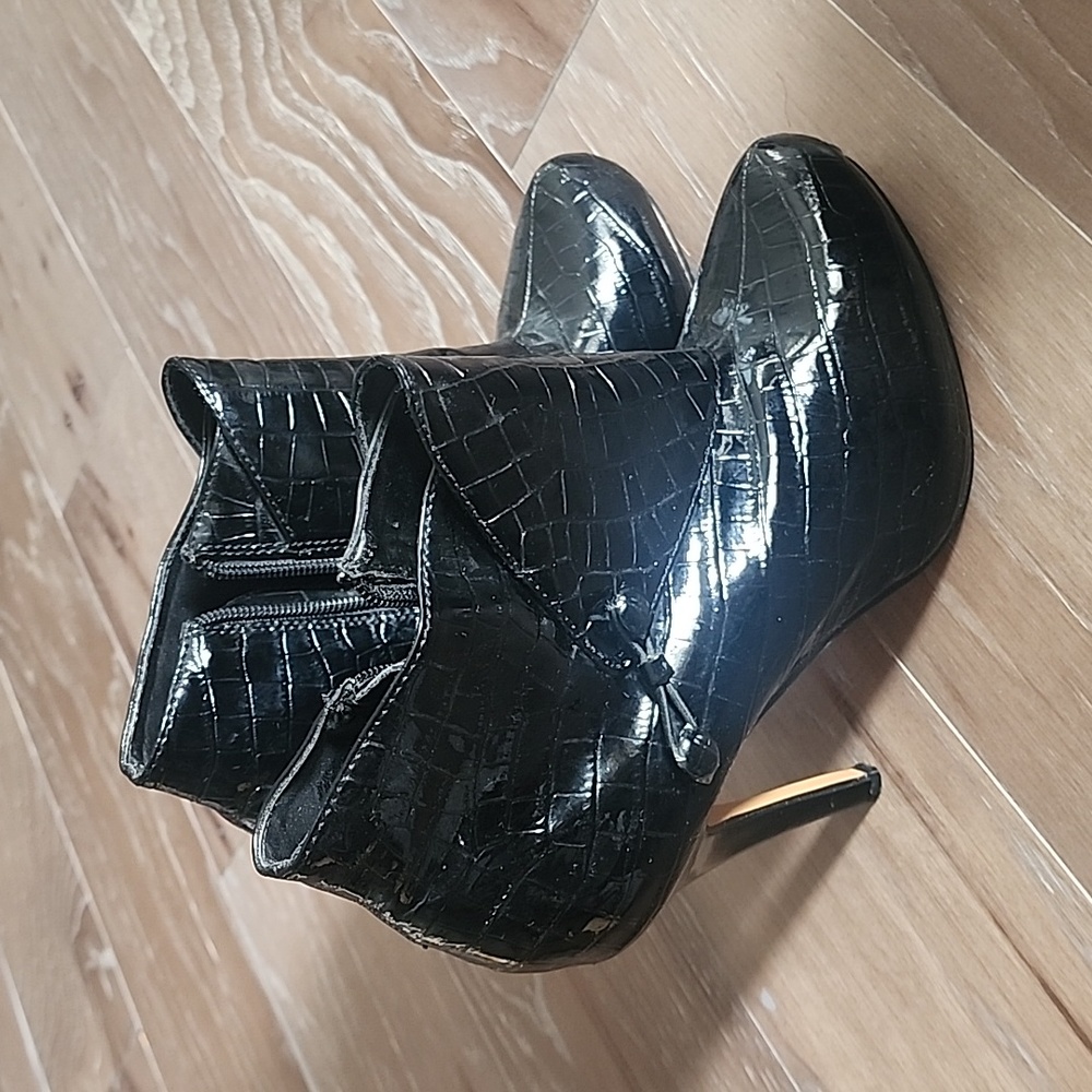 Womens size 8 black patent leather booties. Zip up ankle boot. Like new cond. - Picture 1 of 5